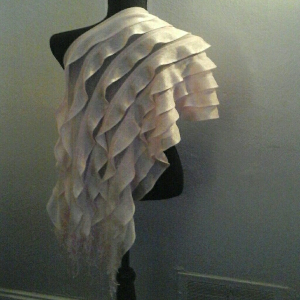 Ruffle shawl - Picture 3 of 4